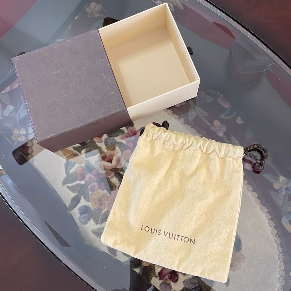 Louis Vuitton - Picture 3 of 6